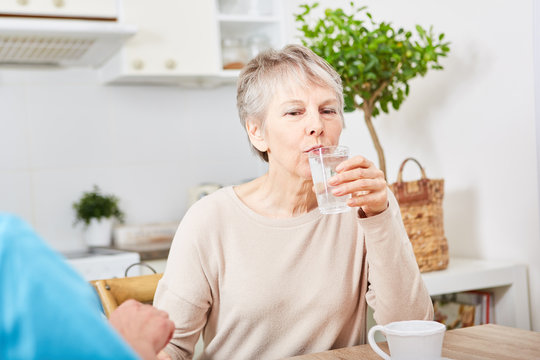 Senioren nimmt Tabletten ein