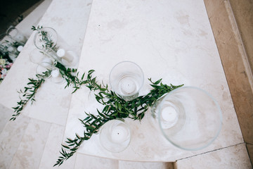 Naklejka premium Wedding floral decoration on the stairs with white candles