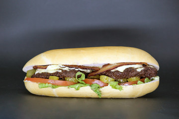 Prato de hambúrguer com fritas