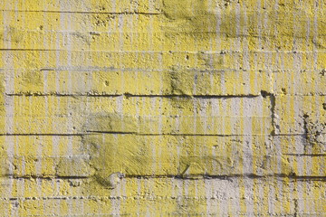 Fototapeta premium bunt beschmierte Betonmauer an einem Luftschutzbunker