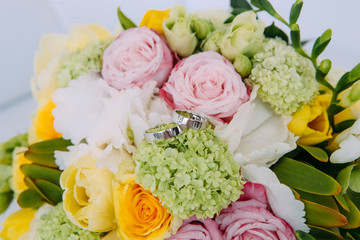 wedding rings flowers bride's bouquet