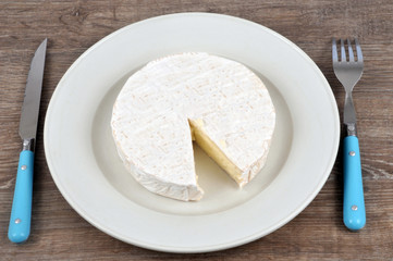 Camembert dans une assiette 