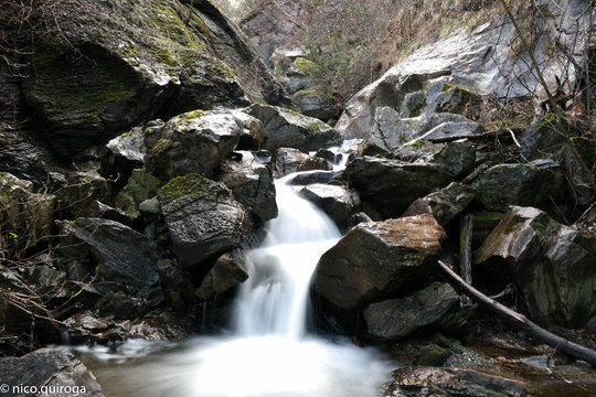 cascada larga exposicion naturaleza agua roca arrollo