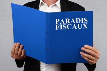 Homme consultant le dossier des paradis fiscaux 