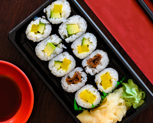 Sushi Takeaway Box mit Rolls, Ingwer, Wasabi und Soja Soße