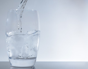 Wasser in das Glas giessen