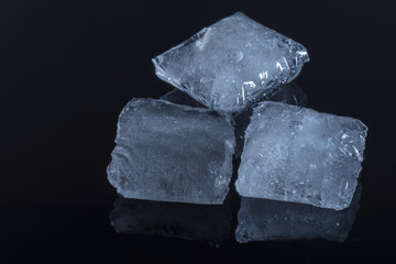 Eiswürfel isoliert auf schwarz