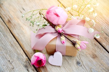 Grußkarte - liebevoll eingepacktes Geschenk mit Herz und Blüten
