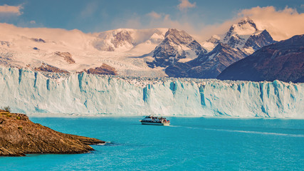 Vue du glacier Perito Moreno en Patagonie et bateau touristique
