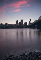 Obraz premium Subtelny zachód słońca nad Portland i rzeką Willamette
