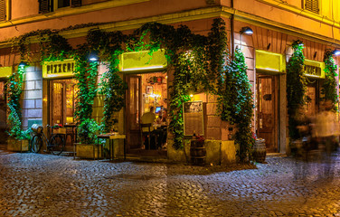Obraz premium Stara przytulna ulica w nocy w Trastevere, Rzym, Włochy.