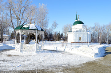 Церковь и беседка в Нагорном парке в городе Барнауле 
