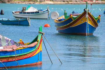 Fototapeta na wymiar Fischerboote im Hafen von Marsaxlokk, Malta