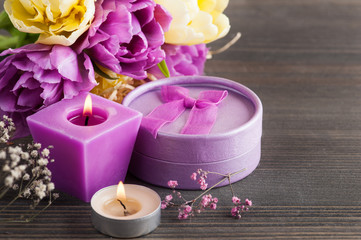 Obraz na płótnie Canvas Purple gift box, lit candles and tulips