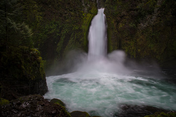 Fototapeta na wymiar Waterfall in Oregon's Columbia River Gorge