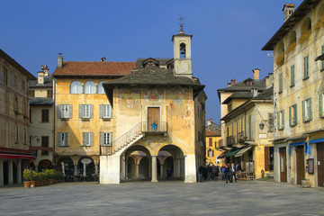 Orta San Giulio, Piazza Motta e Broletto, Piemonte, Italia