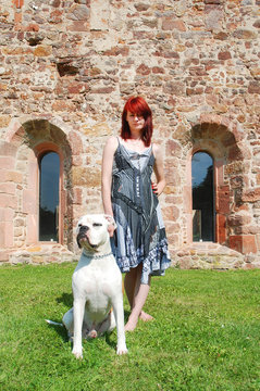 Frau mit Hund im Freien