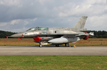 Fototapeta na wymiar F-16D on the flightline