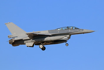Fototapeta na wymiar F-16D Viper during landing
