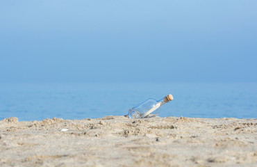 Flaschenpost am Strand