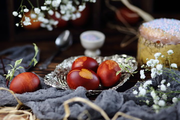 пасхальные яйца в серебряной вазе с куличом