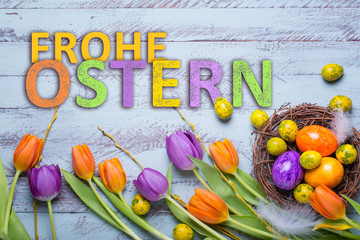 Grußkarte  -  Bunte Blumen, Eier und Nest auf Holz zu Ostern