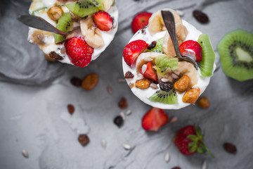 Nutrition Yoghurt fruit dessert strawberries banana kiwi raisins sunflower seeds oatmeal walnuts caramel