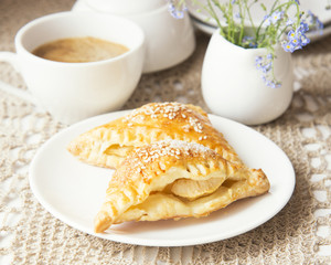 Crispy patties of puff pastry with apples and coffee