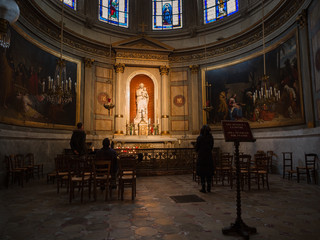 Altar dedicated to the Virgin Mary and baby Jesus inside the Basilica of the Sacred Heart of Montmartre, Paris. - 193483901