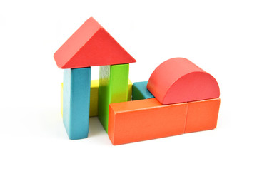 Drewniane klocki. Różne kształty i kolory. © shake_pl