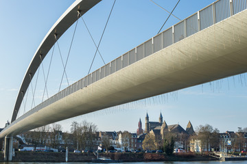 Obraz premium Pedestrian bridge over river Maas