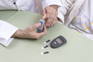3.	Lekarz diabetolog w białym fartuchu i okularach bada poziom cukru u bardzo starej siwej kobiety.