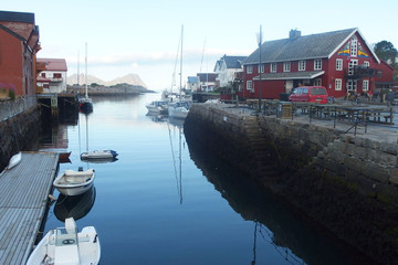 Norweskie wyspy Lofoty - Kabelvag, miasteczko z ładną drewnianą zabudową © Iwona