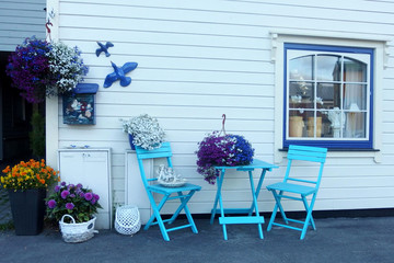 Norweskie wyspy Lofoty - stolik i krzesła przed domem w kaelvag - obrazy, fototapety, plakaty