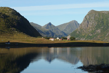 Norweskie wyspy Lofoty - domy nad jeziorem u podnóża gór