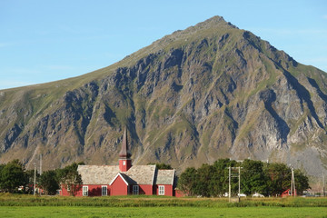 Norweskie wyspy Lofoty - czerwony drewniany kościół u podnóża góry - obrazy, fototapety, plakaty