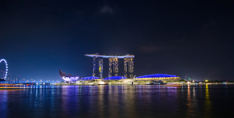 Fototapeta na wymiar Singapore skyline with urban buildings over water
