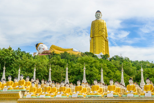 Myanmar, Monywa : Bouddhas assis, debout et couch&eacute;. 