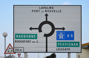Panneau de rond-point : La Palme, Port la Nouvelle, Narbonne, Perpignan, Leucate, autoroute A9.