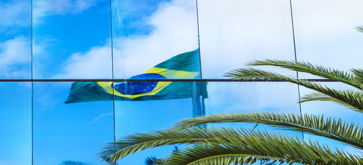Reflexo da bandeira do Brasil.