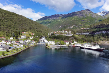 Fototapeta premium Hellesylt in Norwegen – Panorama Ansicht vom Fjord aus