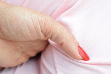 Mão com unha vermelha