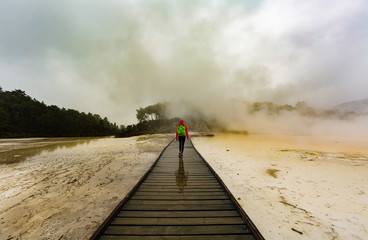 Frau läuft durch ein Schwefelfeld