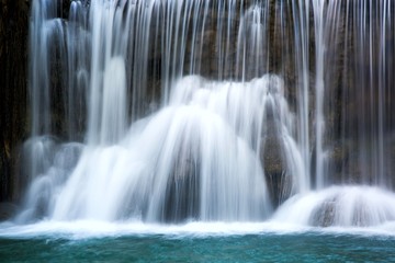 Fototapeta premium Piękny wodospad z jedwabiście gładką wodą