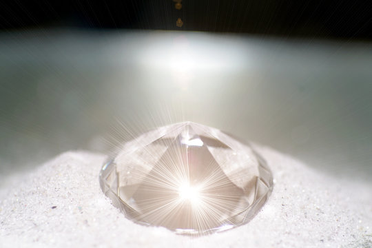 K&uuml;nstliche Diamanten mit feinem Sand fotografieren
