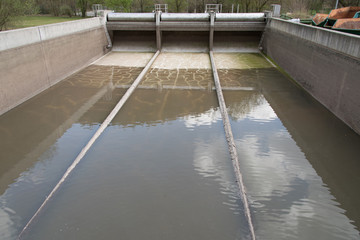 Regen Überlauf Becken in der Kläranlage mit wenig Wasser gefüllt