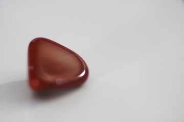 Einzelne Schmucksteine vor hellen Hintergrund in Nahaufnahme
