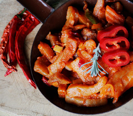 geschnetzeltes roh in der pfanne