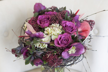 Букет цветов с березовыми ветками, розами, антуриумами, хелеборусами