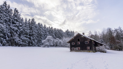 verlassener Hof in winterlandschaft